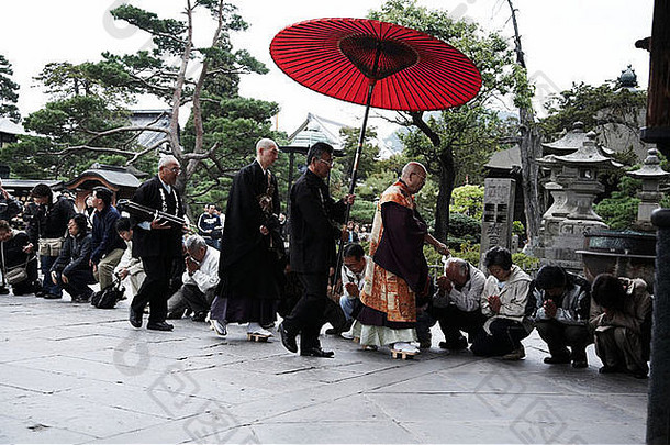 日本长野市，一名僧侣为人们祈福