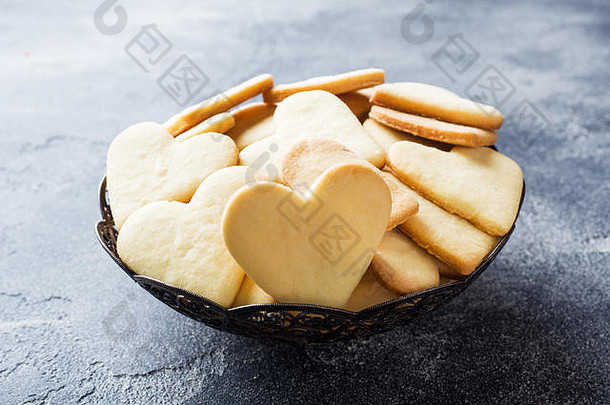 把心饼干放在盘子里。情人节。