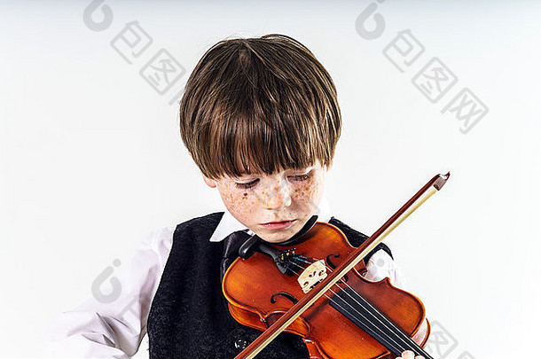 红发学龄前男孩，小提琴，音乐教育
