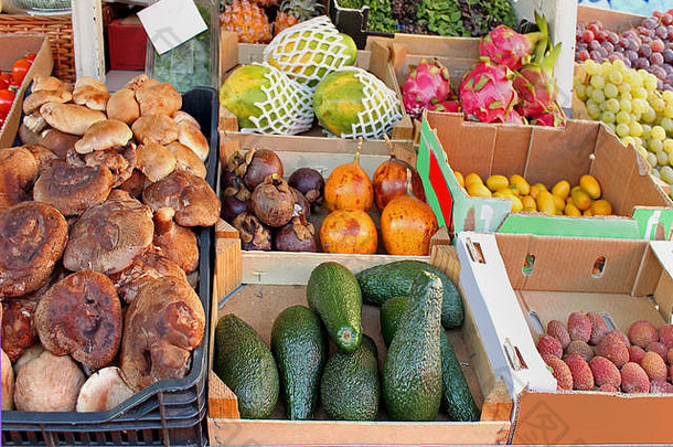 市场摊位，水果和蔬菜装在板条箱里