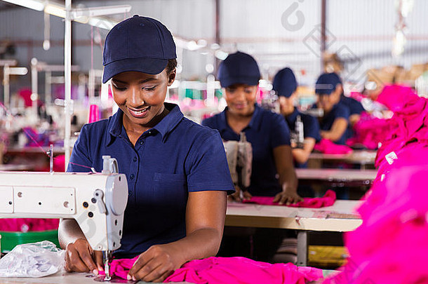 年轻的非洲纺织<strong>工人</strong>在生产线上<strong>缝纫</strong>