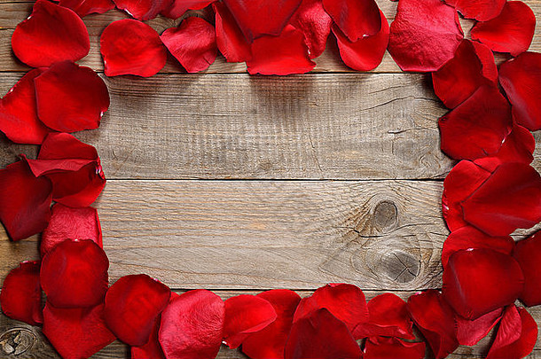 木质背景上的红色玫瑰花瓣框架