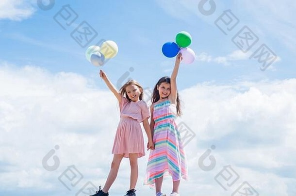 姐妹持有聚会，派对气球快乐童年夏天假期小女孩拥抱爱支持概念姐妹关系友谊家庭成键时间朋友气球