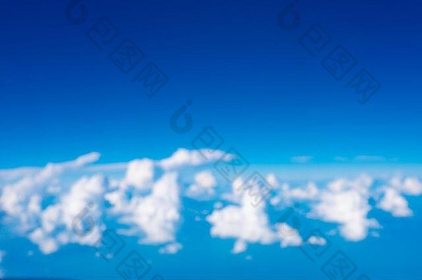 蓝色的天空云太阳飞机视图