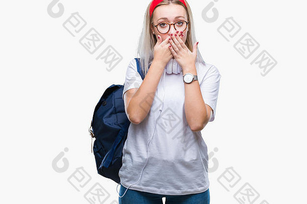 年轻的金发女郎学生女人穿眼镜背包孤立的背景震惊了覆盖口手错误秘密概念