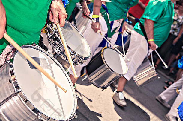 街上的鼓乐队。桑巴舞游行的场景。