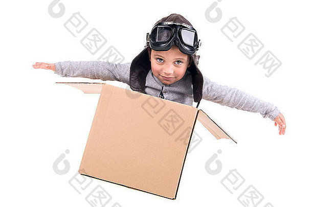 年轻的男孩飞行员玩纸板盒子孤立的白色
