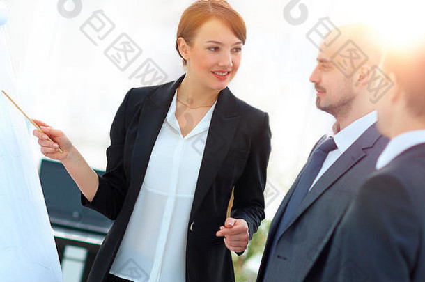 业务女人显示业务团队信息白板纸上的内容