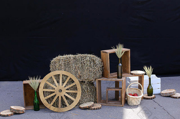 桌上有轮子、干草和带麦穗的瓶子。