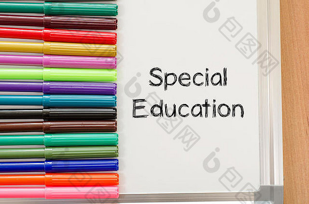 在木制背景和特殊教育文本概念上使用毛毡笔和白板
