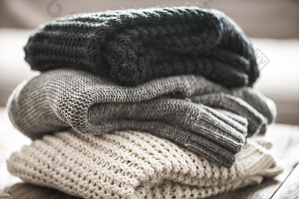 堆栈舒适的针织毛衣木背景秋冬季概念