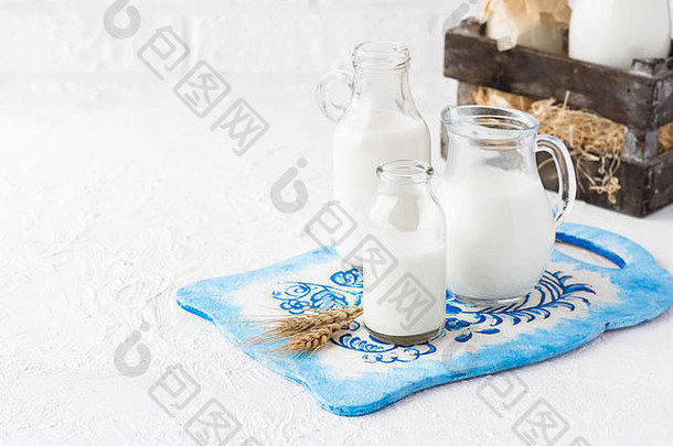 浅色背景上的各种形状和大小的牛奶瓶