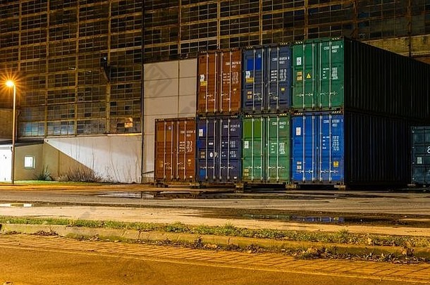 夜间运输集装箱、工业环境中的运输集装箱、堆叠运输集装箱