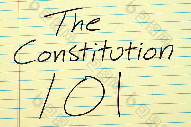 黄色的法律便笺簿上写着宪法101