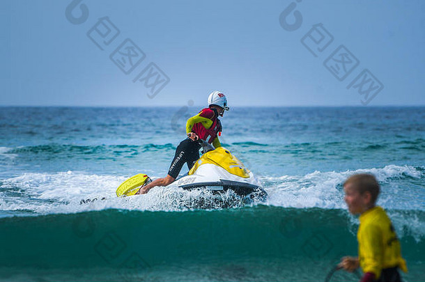 rnli摩托艇救援救生员森嫩湾海滩夏天