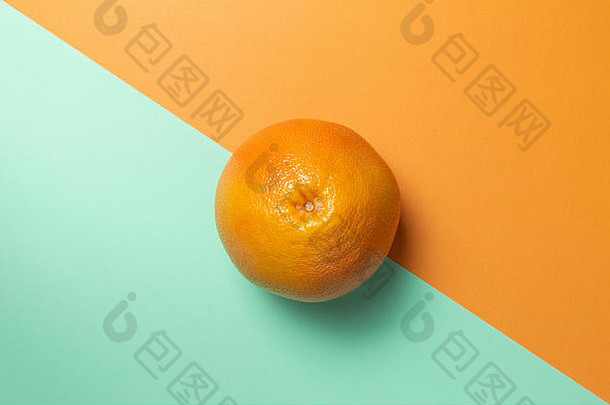 双色背景上的橙色。平躺的柑橘。几何概念。
