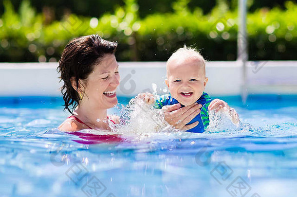在炎热的<strong>夏日</strong>，快乐的年轻母亲在室外<strong>游泳</strong>池里和她的孩子玩耍。孩子们在家庭假期学习<strong>游泳</strong>。