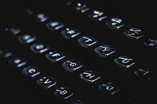 旧打字机的钥匙和字母。黑色穆迪概念。商业、机器和办公室配件。