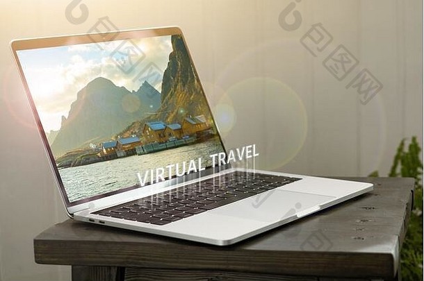 电脑屏幕上可以看到山上的海湾。虚拟旅行