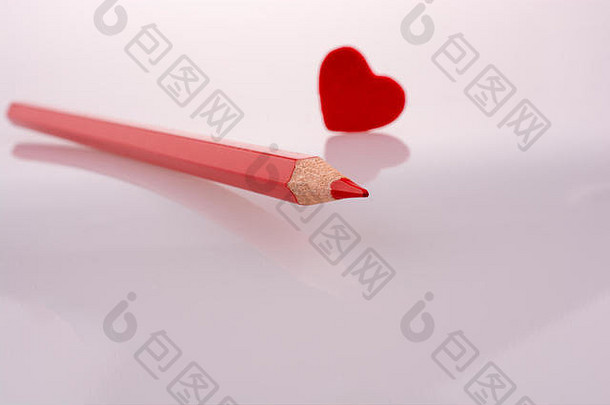 指向红色心形的铅笔