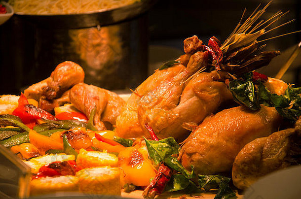烤鸡和炸铃铛配烤玉米在泰国酒店餐厅为客人提供自助餐服务