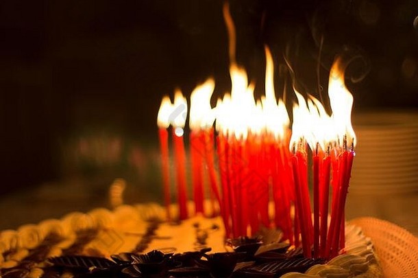 细节生日蛋糕蜡烛燃烧黑暗环境
