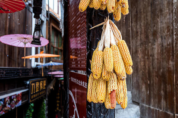 中国贵州省西江千湖苗寨（千家万户苗寨）木屋上挂着干玉米芯。