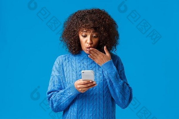 天啊深刻的印象吓了一跳年轻的非裔美国人女人阅读令人震惊的<strong>新闻</strong>互联网智能手机显示有关喘气<strong>封面</strong>