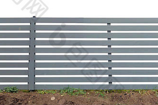 由水平蓝色木板制成的新型木制乡村围栏。用补丁隔离