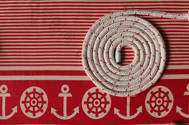 绳子轮螺旋红色的条纹平躺海洋背景