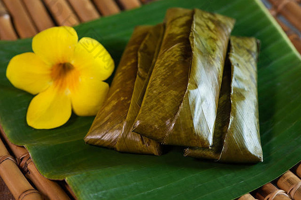 黏糊糊的大米包装叶子服务花生酱汁著名的厨房婆罗洲文莱捞越上午被称为kelupis