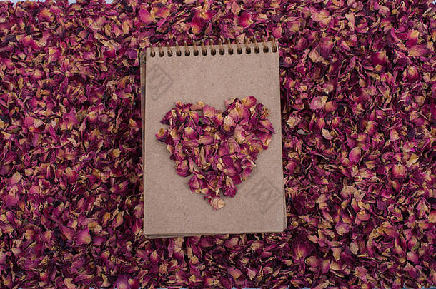 干玫瑰花瓣形式心形状螺旋笔记本