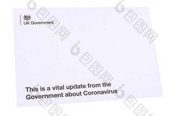 英国政府给英国每家每户的信封，上面有关于冠状病毒的最新信息和封锁规定，隔离在白色隔离带上