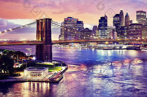 布鲁克林大桥和曼哈顿之夜，彩片，美国纽约市。