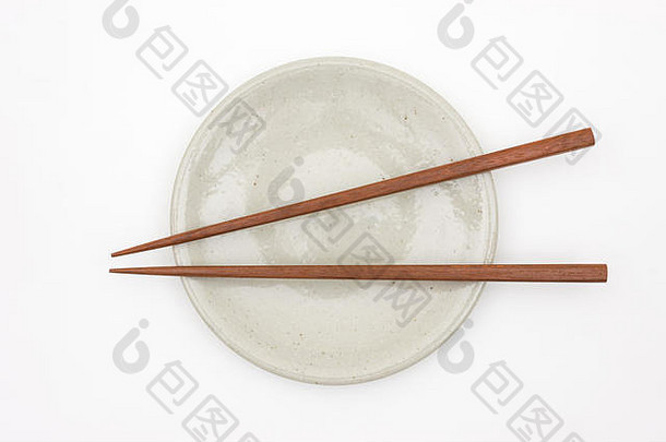 白色陶瓷板上的传统日本木筷