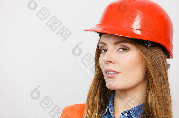 戴红色安全帽的女建筑工人、建筑工人、结构工程师。工业工作的安全。摄影棚拍摄