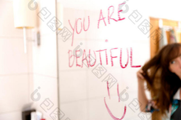 女人用唇膏写你美丽的镜子