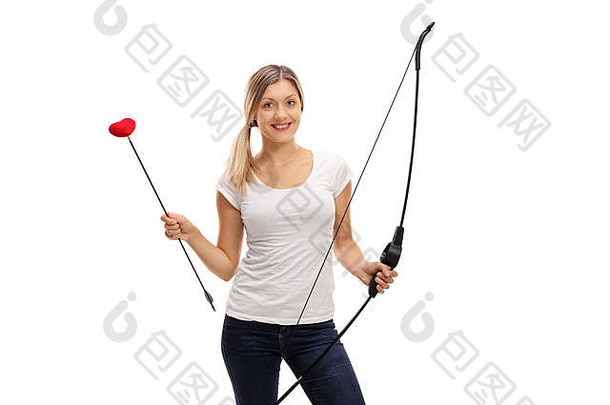 在白色背景上，一个快乐的女人拿着一支<strong>爱情</strong>之箭和一把弓摆出姿势