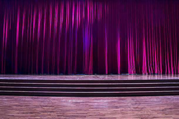 阶段木梯红色的窗帘剧院
