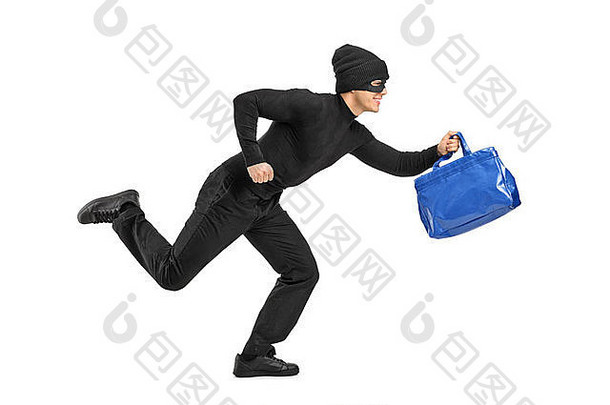 一个小偷带着偷来的钱包在白色背景上奔跑的全长肖像