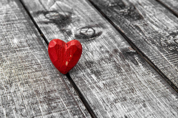 木制背景上的红色心形图案。情人节与爱情观