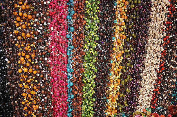 厄瓜多尔奥塔瓦罗户外工艺品市场上出售的彩色雕刻和染色塔瓜坚果珠串