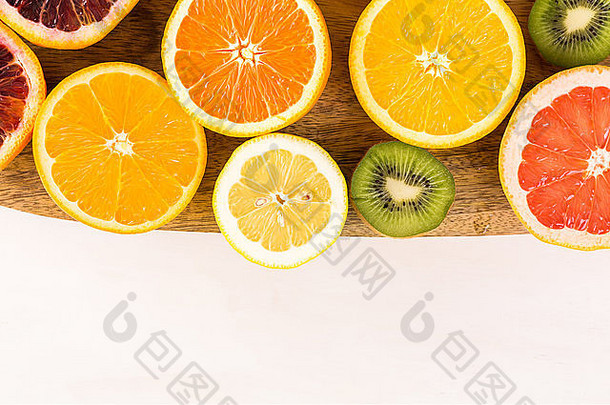 多种柑橘类水果，包括柠檬、柠檬、葡萄柚和橙子。