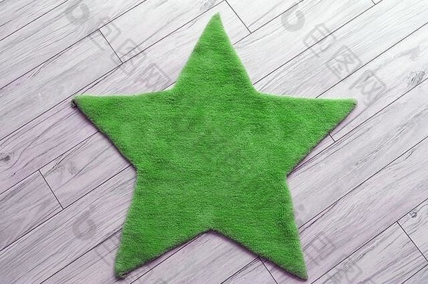 木质地板上的模糊星形绿色地毯。内部元素。平铺