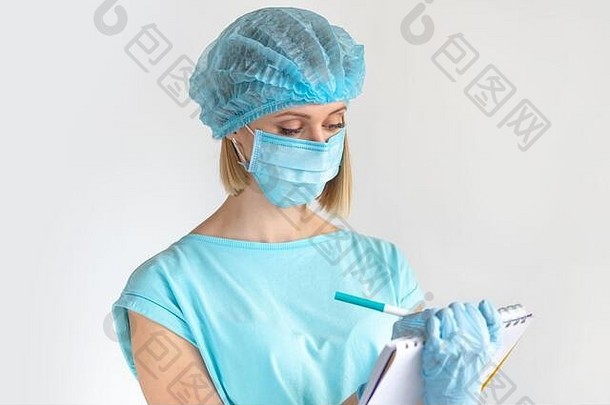 年轻的女医生在剪贴板上写医疗报告，医护人员在白色背景上。保健概念