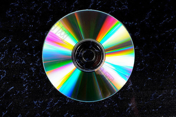 黑色背景下的CD/DVD，黑色背景下的CD/DVD。