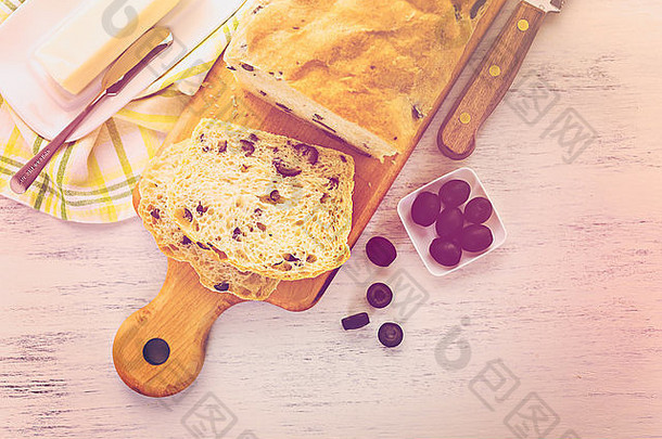 新鲜的工匠酵母橄榄面包表格