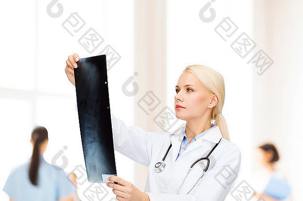 认真的女医生在看x光片
