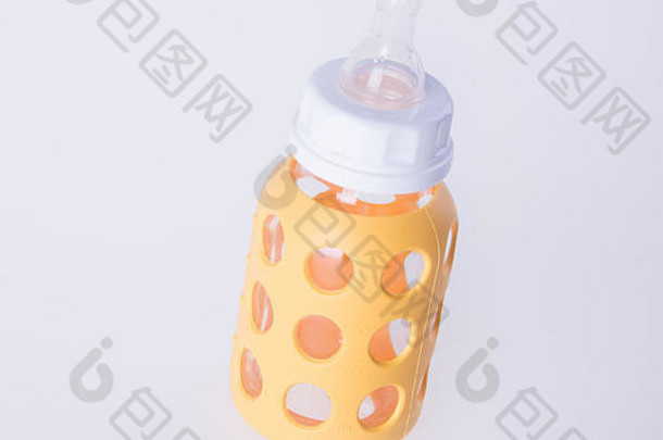 婴儿玻璃瓶。背景上的婴儿玻璃瓶