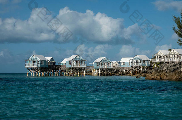 百慕大萨默塞特被遗弃的9海滩度假村展示了海洋中高跷上的海滩小屋